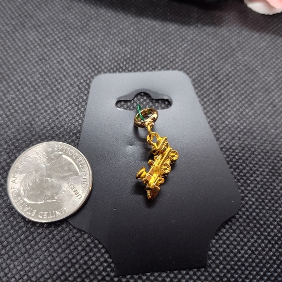Gold toned Train locomotive engine car Pendant Charm New - Picture 3 of 3